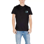 Tommy Hilfiger Schwarzes T-Shirt mit einem kleinen, türkisfarbenen und weißen rechteckigen Logoaufnäher auf der linken Brust.