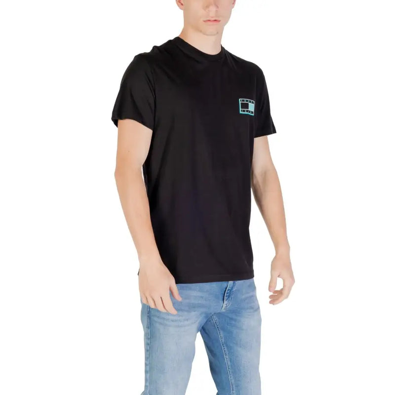 Tommy Hilfiger Schwarzes Kurzarm-T-Shirt mit kleinem, türkisfarbenem und weißem rechteckigem Logo-Aufnäher auf der linken Brust.