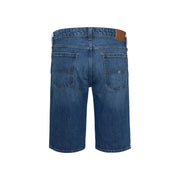 Blaue Jeansshorts mit braunem Lederpatch und Knopflochdetail.