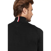 Tommy Hilfiger Schwarzer Kaschmirpullover für Herren mit Rippstrick und rot-weiß-blau gestreiftem Rollkragen, Vorderansicht