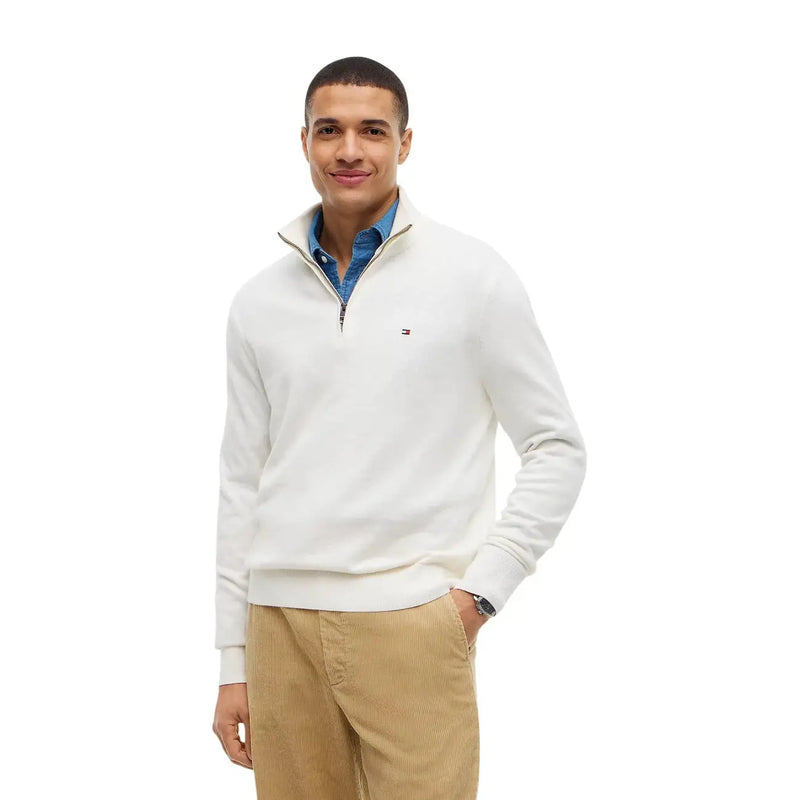 Tommy Hilfiger Weißer Kaschmirpullover mit Viertelreißverschluss für Herren mit dezentem Logo auf der Brust (Vorderansicht)
