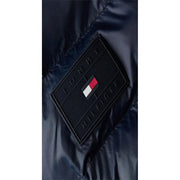 Schwarzer, rautenförmiger Tommy-Hilfiger-Aufnäher mit geprägtem Logo und Flaggenemblem auf marineblauer Polyamid-Daunenjacke