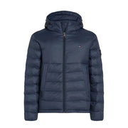 Tommy Hilfiger Herren-Denimjacke mit Kapuze aus dunkelblauem Polyamid mit Steppmuster und Logo auf der linken Brust.