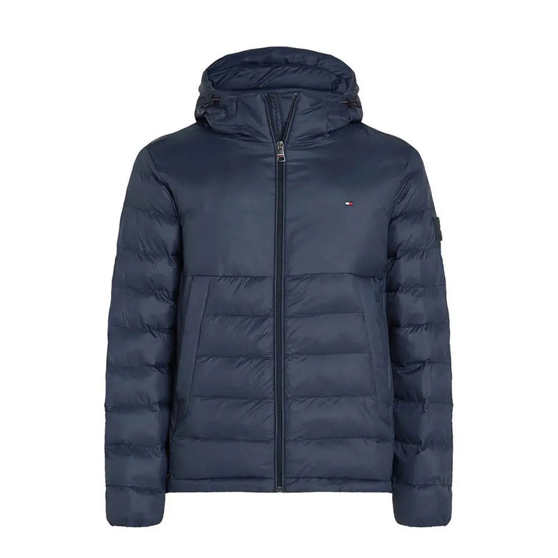 Tommy Hilfiger Herren-Denimjacke mit Kapuze aus dunkelblauem Polyamid mit Steppmuster und Logo auf der linken Brust.