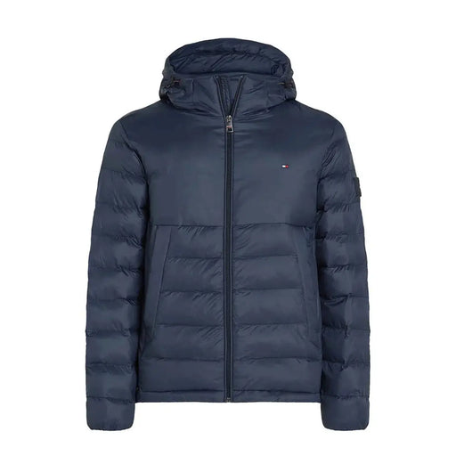 Tommy Hilfiger Herren-Denimjacke mit Kapuze aus dunkelblauem Polyamid mit Steppmuster und Logo auf der linken Brust.