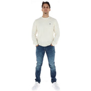 Tommy Hilfiger Jeans Zopfstrickpullover für Herren in Creme mit kleinem, gesticktem Logo auf der linken Brust, Vorderansicht