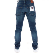 Tommy Hilfiger Herrenjeans aus dunkelblauem Denim mit braunem Lederbund und weißem Markenetikett (Rückansicht)