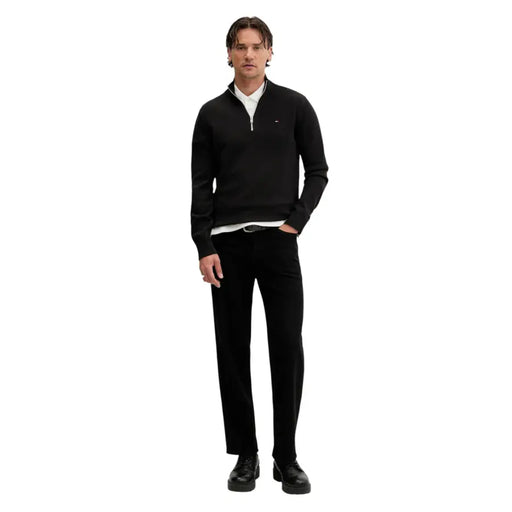 Schwarzer Tommy Hilfiger Pullover mit Viertelreißverschluss und dezentem Brustlogo aus 100 % Baumwollstrick für Herren
