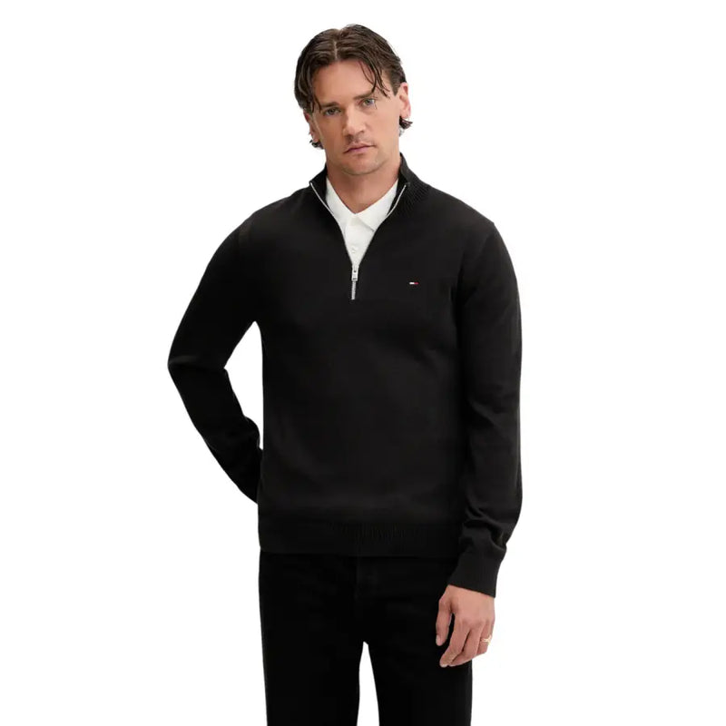 Schwarzer Tommy Hilfiger Jeans-Herrenpullover mit Viertelreißverschluss aus 100 % Baumwollstrick mit gerippten Bündchen und gesticktem Logo