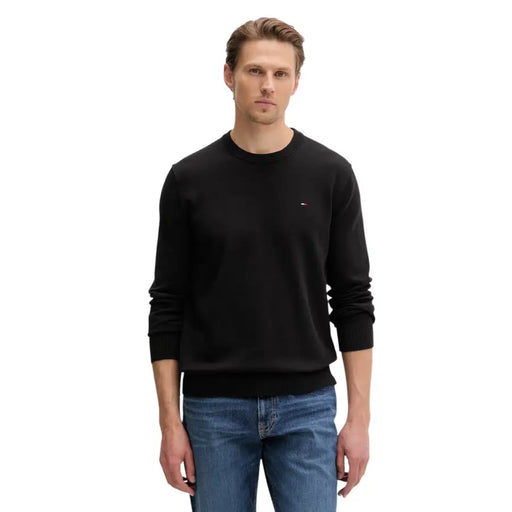 Schwarzer Tommy Hilfiger Rundhalspullover mit gerippten Bündchen und Saum aus Bio-Baumwollstrick