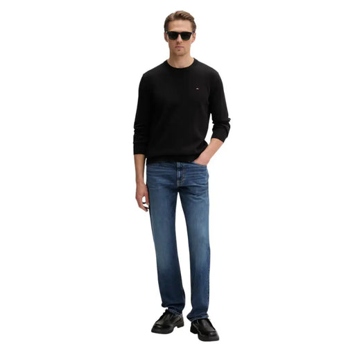 Schwarzes, langärmeliges Strickshirt mit Rundhalsausschnitt und kleinem, gesticktem Logo aus Bio-Baumwolle von Tommy Hilfiger Jeans Männer