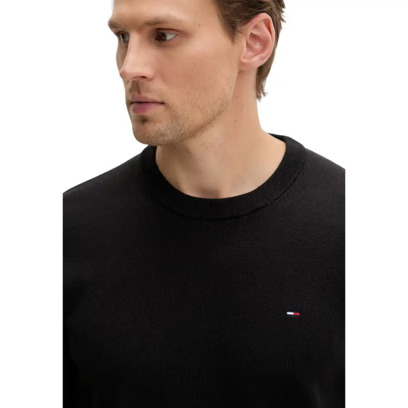 Tommy Hilfiger Jeans Schwarzer Herren-Strickpullover mit Rundhalsausschnitt aus Bio-Baumwolle und kleinem, gesticktem Flaggenlogo auf der Brust