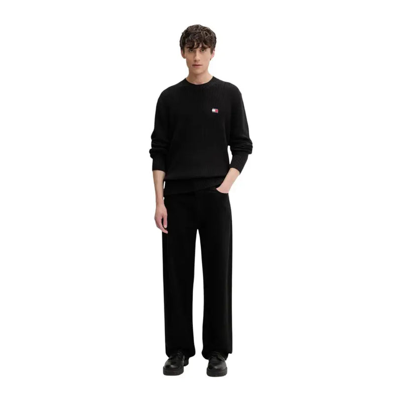 Tommy Hilfiger Jeans, Herren, schwarzer gerippter Strickpullover aus Bio-Baumwolle mit kleinem rot-weißem Logo auf der linken Brust