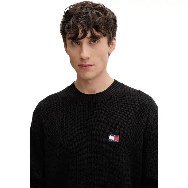 Tommy Hilfiger Jeans Schwarzer Herrenpullover aus Bio-Baumwolle mit Strukturstrick und kleinem, gesticktem Logo auf der linken Brust.
