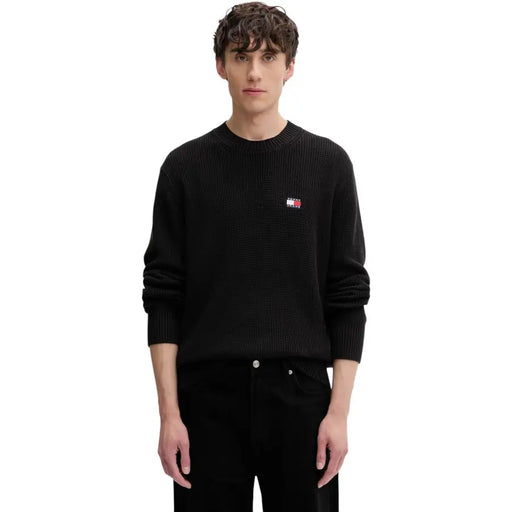 Tommy Hilfiger Jeans Schwarzer Herren-Rippstrickpullover aus Bio-Baumwolle mit gesticktem Flaggenlogo auf der linken Brust