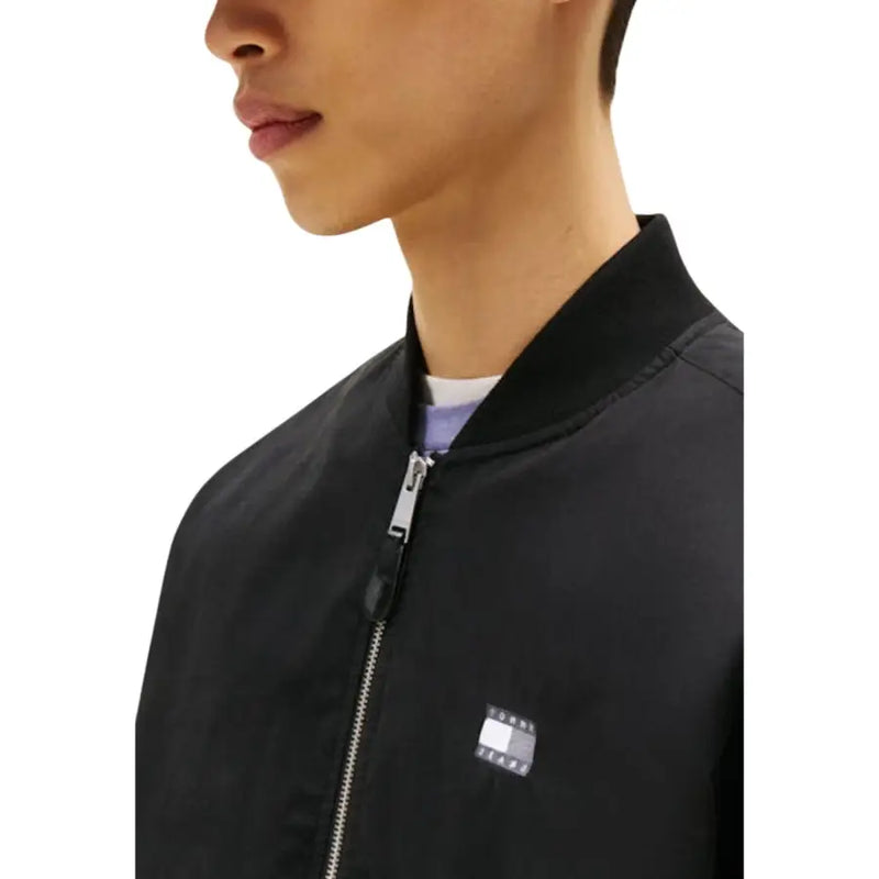 Schwarze Tommy Hilfiger Bomberjacke aus Bio-Baumwolle mit silbernem Reißverschluss und charakteristischem Flaggenaufnäher auf der Brust für Herren
