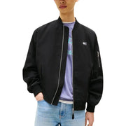 Tommy Hilfiger Jeans Schwarze Herren-Bomberjacke aus Bio-Baumwolle mit silbernem Reißverschluss und Logo-Aufnäher auf der linken Brust.