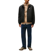 Tommy Hilfiger Schwarze Herren-Jeans, Polyester-Blazer mit Reißverschluss und kleinem, gesticktem Logo auf der linken Brustseite.