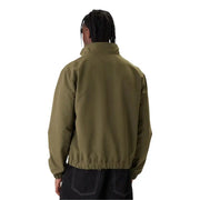 Olivgrüne Carhartt-Jacke mit hohem Kragen und elastischen Bündchen, abgebildet mit einem grünen Tommy Hilfiger Herrenblazer mit langem Reißverschluss aus Polyester.