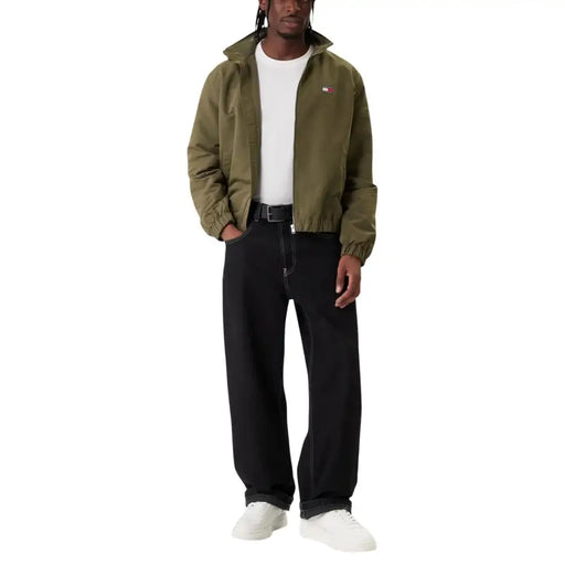 Olivgrüner Kapuzenblazer mit kleinem, gesticktem Logo auf der linken Brust, aus Polyester von Tommy Hilfiger Jeans.