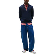 Tommy Hilfiger Jeans Herren-Sweatshirt aus blauer Bio-Baumwolle mit halbem Reißverschluss und kleinem Brustlogo, getragen über einem gestreiften Hemd