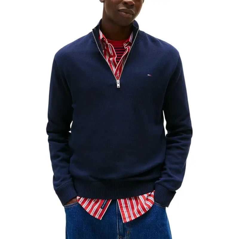 Tommy Hilfiger Jeans-Herren-Sweatshirt aus blauer Bio-Baumwolle mit halbem Reißverschluss und rot-weiß gestreiftem Krageninnenseite