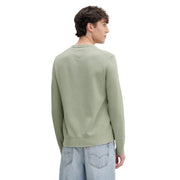 Ein olivgrüner Strickpullover aus Bio-Baumwolle für Herren von Tommy Hilfiger Jeans mit geripptem Saum und Bündchen, von hinten gesehen.