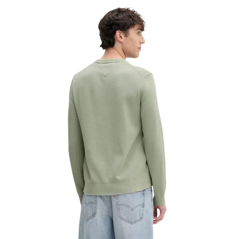 Ein olivgrüner Strickpullover aus Bio-Baumwolle für Herren von Tommy Hilfiger Jeans mit geripptem Saum und Bündchen, von hinten gesehen.