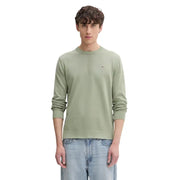 Ein olivgrüner Strickpullover aus Bio-Baumwolle für Herren von Tommy Hilfiger Jeans mit gerippten Bündchen und einem gestickten Logo