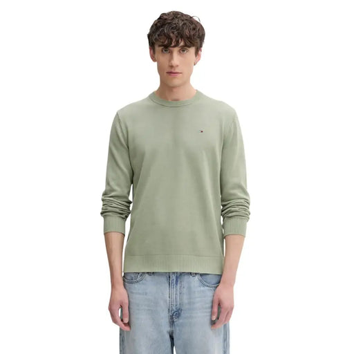 Ein olivgrüner Strickpullover aus Bio-Baumwolle für Herren von Tommy Hilfiger Jeans mit gerippten Bündchen und einem gestickten Logo