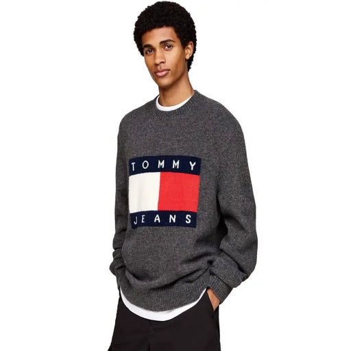 Tommy Hilfiger Jeans Grauer Herren-Strickpullover mit Rundhalsausschnitt und auffälligem marineblau-weiß-rotem Flaggenlogo auf der Brust