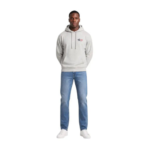 Tommy Hilfiger grauer Jeans-Herren-Hoodie aus Bio-Baumwolle mit kleinem gesticktem Logo und passenden Kordelzügen auf der Brust
