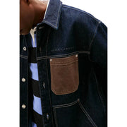 Tommy Hilfiger Herrenjacke aus blauem Bio-Baumwoll-Denim mit brauner Leder-Aufsatztasche und silbernen Knöpfen