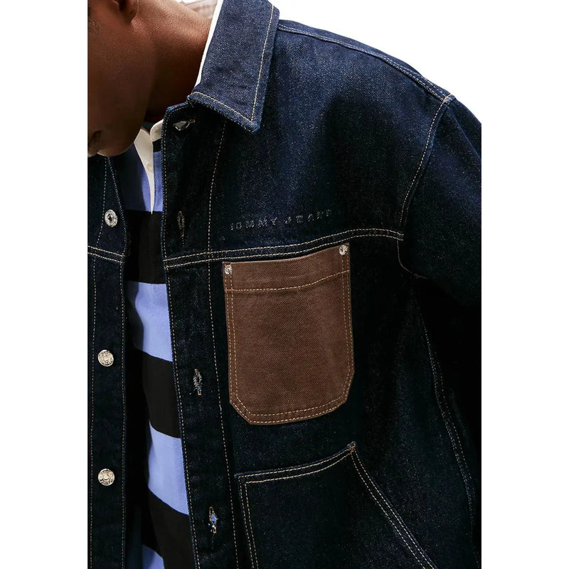 Tommy Hilfiger Herrenjacke aus blauem Bio-Baumwoll-Denim mit brauner Leder-Aufsatztasche und silbernen Knöpfen