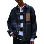 Tommy Hilfiger Blaue Herren-Jeansjacke aus Bio-Baumwolle mit braunem Lederpatch und weißen Kontrastnähten