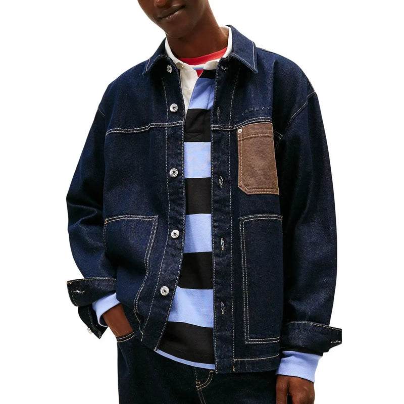 Tommy Hilfiger Blaue Herren-Jeansjacke aus Bio-Baumwolle mit braunem Lederpatch und weißen Kontrastnähten