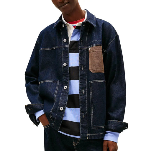 Tommy Hilfiger Blaue Herren-Jeansjacke aus Bio-Baumwolle mit braunem Lederpatch und weißen Kontrastnähten