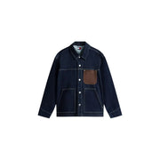 Tommy Hilfiger Herren-Jeansjacke aus blauer Bio-Baumwolle mit brauner Leder-Aufsatztasche und weißen Kontrastnähten
