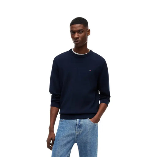 Marineblau Tommy Hilfiger Rundhalspullover mit weißem Rippstrickbündchen und kleinem Logo auf der linken Brust, aus Bio-Baumwolle