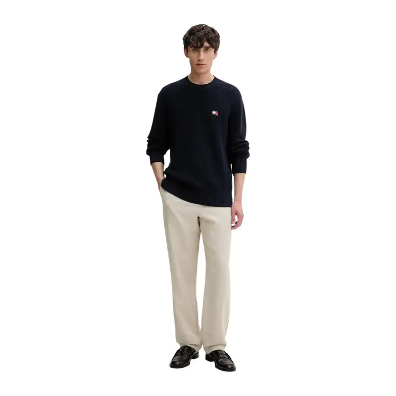 Marineblauer Rippstrickpullover mit kleinem Logo auf der linken Brust, hergestellt aus Bio-Baumwolle von Tommy Hilfiger Jeans Herrenstrickwaren