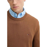 Brauner Baumwollstrickpullover mit Rundhalsausschnitt und kleiner Stickerei Tommy Hilfiger Logo auf der linken Brust für Herren