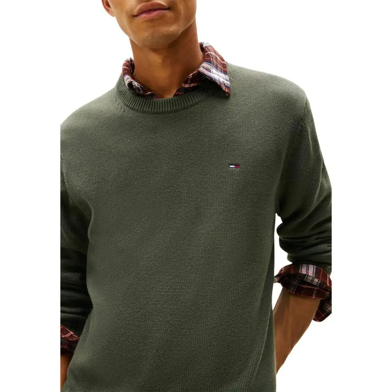Olivgrüner, strukturierter Strickpullover mit kleinem Tommy Hilfiger Logo auf der Brust aus Baumwolle, aus der Herrenstrickkollektion