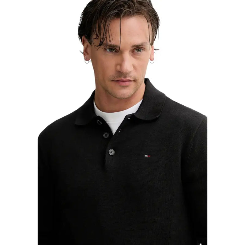 Schwarzes, schmal geschnittenes Poloshirt aus strukturiertem Strick mit kleinem Tommy Hilfiger Logo aus Bio-Baumwolle für Herren