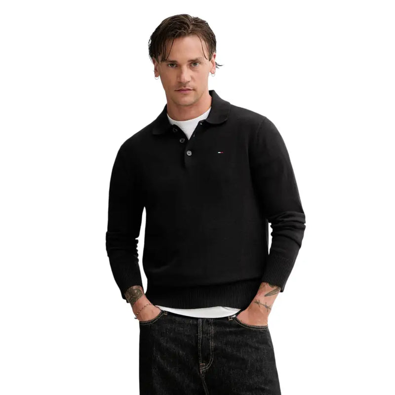 Schwarzer, schmal geschnittener Tommy Hilfiger Polo-Pullover mit gerippten Bündchen und Saum aus Bio-Baumwolle für Herren