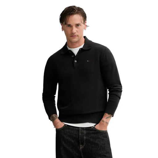 Schwarzer, schmal geschnittener Tommy Hilfiger Polo-Pullover mit gerippten Bündchen und Saum aus Bio-Baumwolle für Herren
