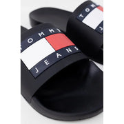 Schwarze Tommy Hilfiger Jeans Herren-Gummisandalen mit auffälligem marineblau-weiß-rotem Logoriemen, Größe 2
