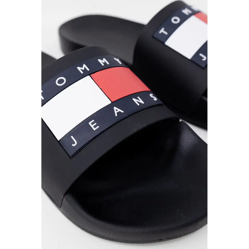 Schwarze Tommy Hilfiger Jeans Herren-Gummisandalen mit auffälligem marineblau-weiß-rotem Logoriemen, Größe 2