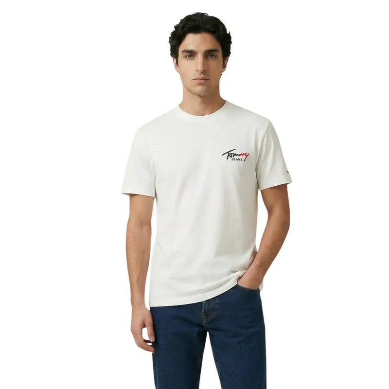 Weiß Tommy Hilfiger Jeans Männer t-shirt aus Baumwolle mit einem rot-schwarzen Logo auf der Brust