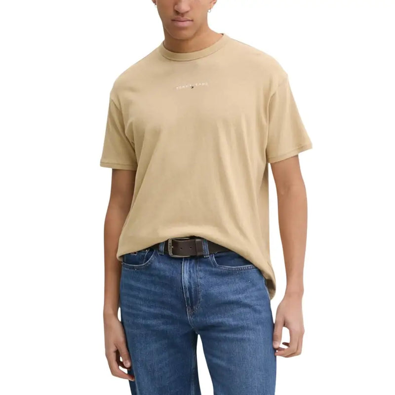 Tommy Hilfiger Jeans beigefarbener Rundhalsausschnitt t-shirt mit dezentem weißen Logo auf der Brust, für Herren aus lässigem Baumwollmaterial