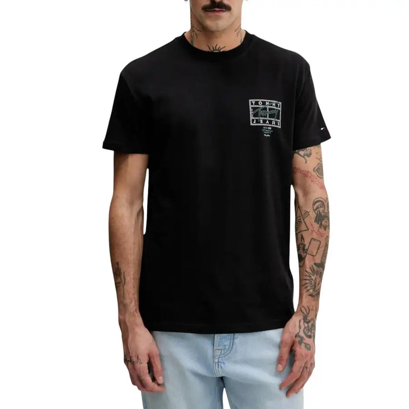 Tommy Hilfiger Jeans Männer t-shirt aus schwarzem Baumwollstoff mit einem weißen rechteckigen Logo auf der Brust